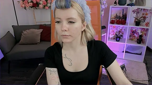 AuroraWrenfield online show from March 5, 4:30 am