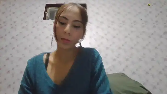 Snapshot of Roselingalvis13 chatting on February 13, 2:40 am Roselingalvis13 online show from February 13, 2:40 am