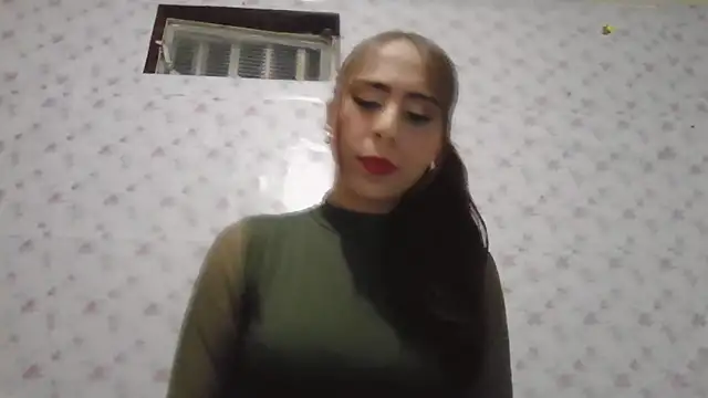 Snapshot of Roselingalvis13 chatting on February 16, 2:40 am Roselingalvis13 online show from February 16, 2:40 am