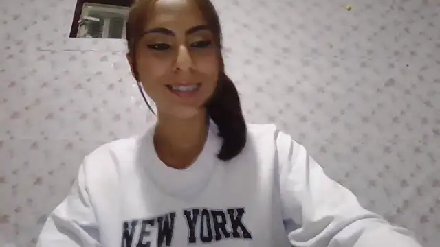 Snapshot of Roselingalvis13 chatting on April 16, 3:18 am Roselingalvis13 online show from April 16, 3:18 am