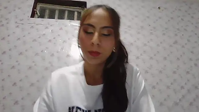 Snapshot of Roselingalvis13 chatting on April 30, 3:02 am Roselingalvis13 online show from April 30, 3:02 am
