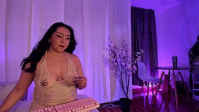 Snapshot of sweett-mary chatting on May 17, 3:26 am sweett-mary online show from May 17, 3:26 am