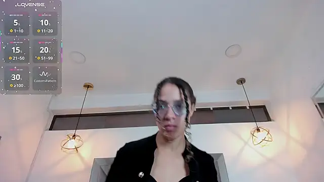 Hanna Cornee  online show from December 20, 1:51 pm