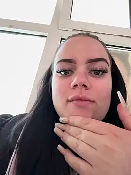 Snapshot of Shellybttn chatting on April 2, 9:40 am Shellybttn online show from April 2, 9:40 am