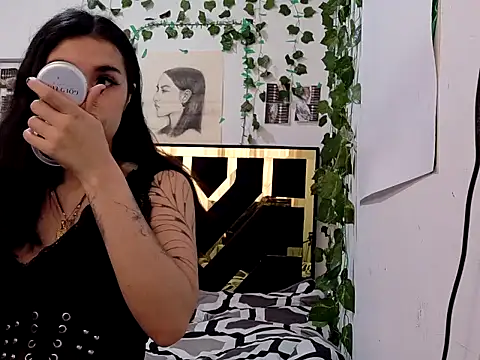 Snapshot of lucywhite13 chatting on September 18, 4:31 pm lucywhite13 online show from September 18, 4:31 pm