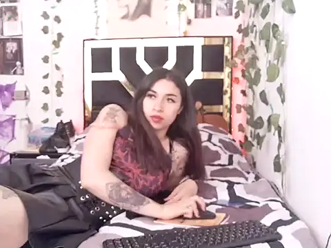 Snapshot of lucywhite13 chatting on November 3, 3:13 pm lucywhite13 online show from November 3, 3:13 pm