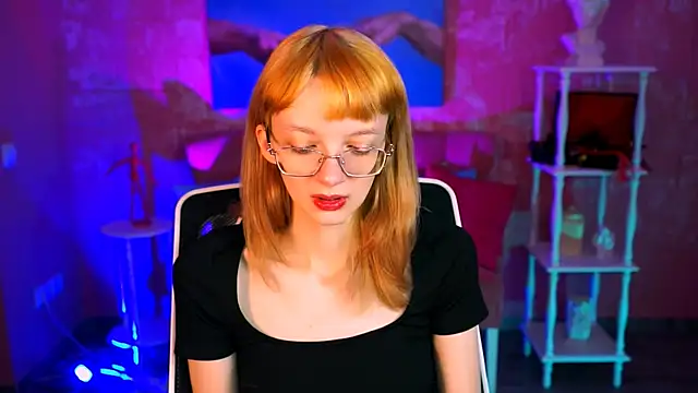 Snapshot of MollyJiggles chatting on October 3, 8:22 am MollyJiggles online show from October 3, 8:22 am