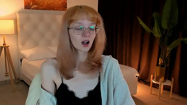 Snapshot of MollyJiggles chatting on October 11, 8:13 am MollyJiggles online show from October 11, 8:13 am