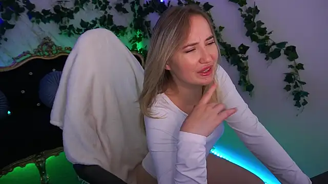 Snapshot of SofieBloom chatting on September 12, 3:56 pm SofieBloom online show from September 12, 3:56 pm