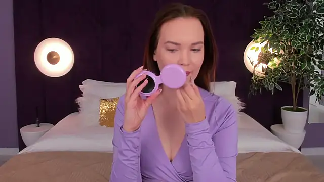 Snapshot of KiraHolli chatting on September 12, 3:06 am KiraHolli online show from September 12, 3:06 am