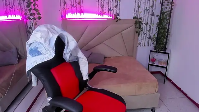 Snapshot of anna_moon11 chatting on February 15, 4:53 am anna moon11 online show from February 15, 4:53 am