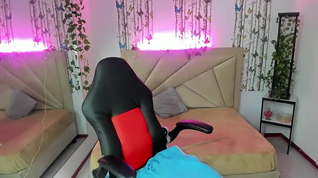 Snapshot of anna_moon11 chatting on February 20, 4:09 am anna moon11 online show from February 20, 4:09 am