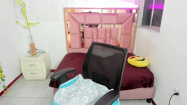 Snapshot of anna_moon11 chatting on March 25, 8:37 pm anna moon11 online show from March 25, 8:37 pm