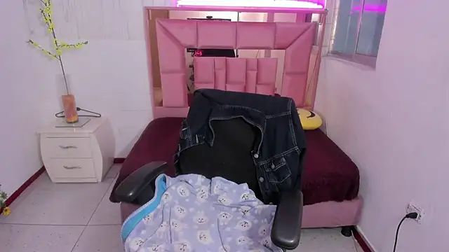 Snapshot of anna_moon11 chatting on April 1, 8:06 pm anna moon11 online show from April 1, 8:06 pm