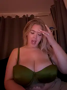 Snapshot of KaylaTrudi chatting on September 21, 7:59 pm KaylaTrudi online show from September 21, 7:59 pm