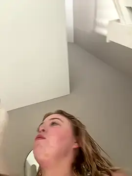 Snapshot of KaylaTrudi chatting on September 30, 8:19 am KaylaTrudi online show from September 30, 8:19 am