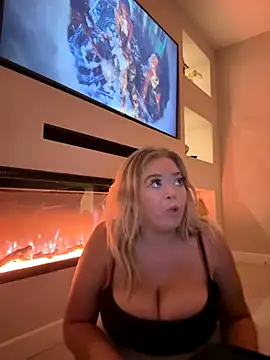 Snapshot of KaylaTrudi chatting on October 15, 8:31 pm KaylaTrudi online show from October 15, 8:31 pm