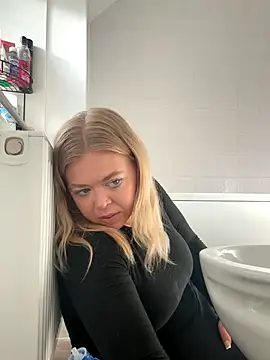 Snapshot of KaylaTrudi chatting on October 23, 9:41 am KaylaTrudi online show from October 23, 9:41 am