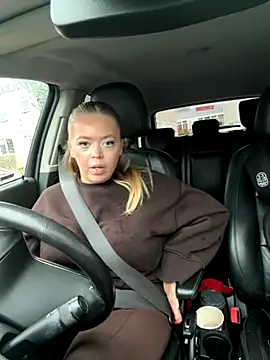 Snapshot of KaylaTrudi chatting on November 14, 10:58 am KaylaTrudi online show from November 14, 10:58 am