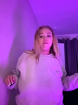 Snapshot of KaylaTrudi chatting on November 19, 8:42 pm KaylaTrudi online show from November 19, 8:42 pm