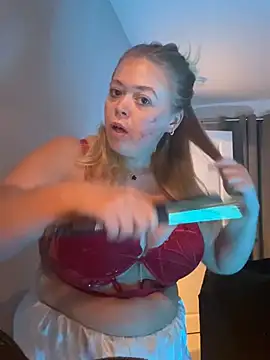 Snapshot of KaylaTrudi chatting on February 2, 10:19 pm KaylaTrudi online show from February 2, 10:19 pm