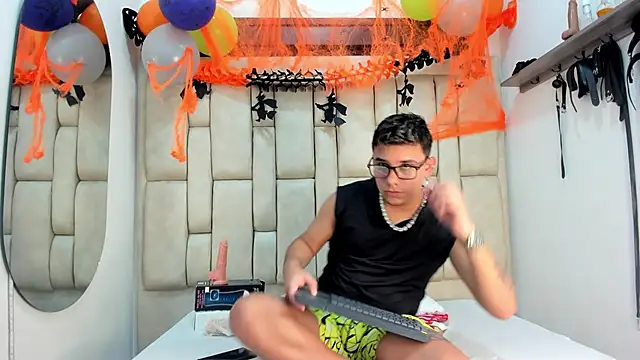 Snapshot of DavilANDkevin2 chatting on October 28, 2:37 am DavilANDkevin2 online show from October 28, 2:37 am