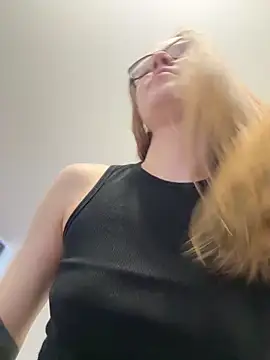 Snapshot of _CherryBloom_ chatting on February 26, 1:32 pm CherryBloom online show from February 26, 1:32 pm