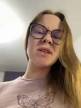 Snapshot of _CherryBloom_ chatting on February 28, 6:31 pm CherryBloom online show from February 28, 6:31 pm