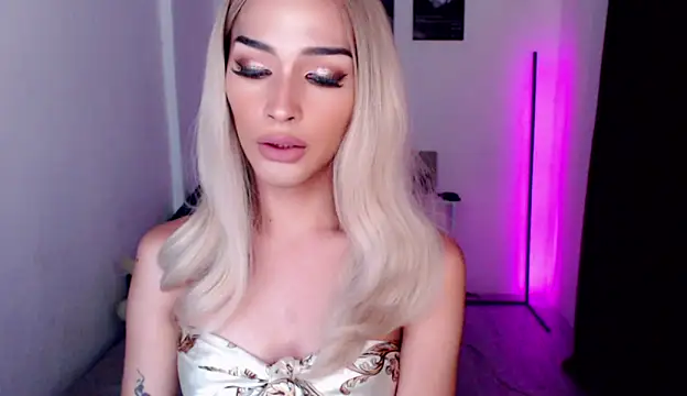 Alicegreenexx online show from April 13, 11:10 pm