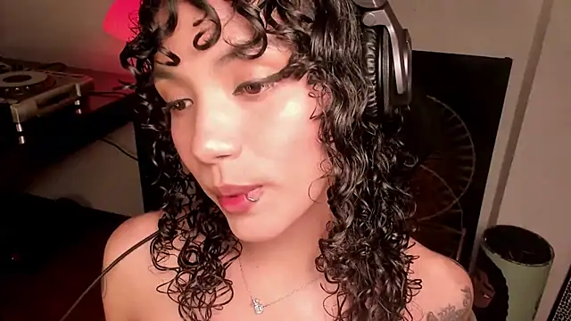 Snapshot of Nati____ chatting on April 7, 4:46 am Nati online show from April 7, 4:46 am