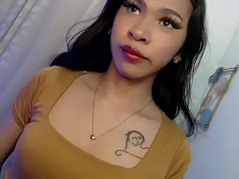 Snapshot of Annaloula chatting on April 10, 10:20 am Annaloula online show from April 10, 10:20 am