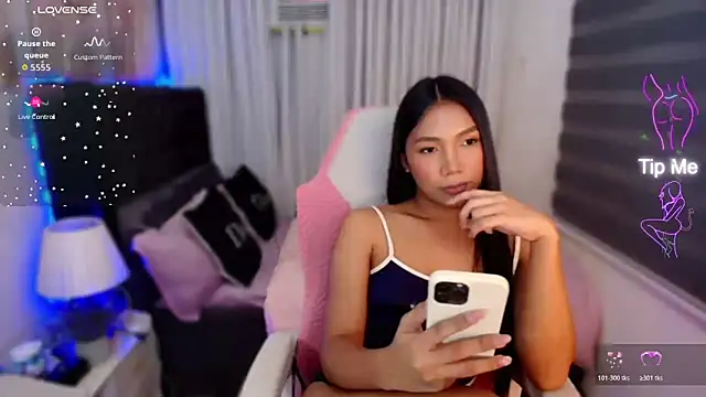 Snapshot of naughtyjayde chatting on April 28, 2:27 am naughtyjayde online show from April 28, 2:27 am