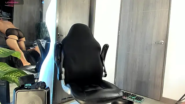 Snapshot of Dimitri_Bass chatting on June 2, 6:10 pm Dimitri Bass online show from June 2, 6:10 pm