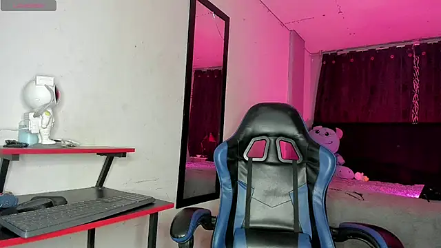 Snapshot of Jostin18 chatting on April 10, 5:01 am Jostin18 online show from April 10, 5:01 am