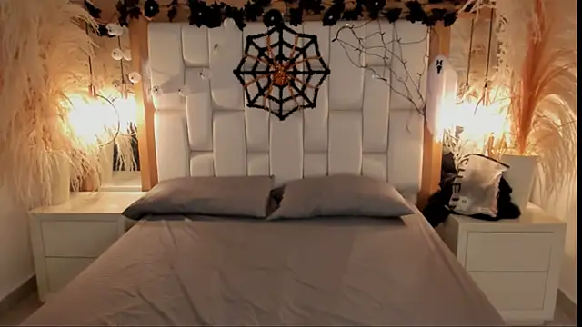 Daphne And Roger online show from October 9, 1:09 pm