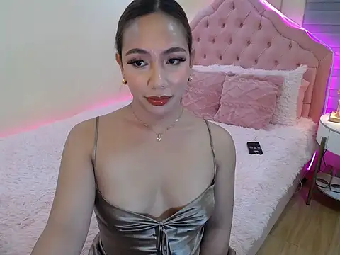 Snapshot of ur_seductivelaura chatting on May 5, 5:43 pm ur seductivelaura online show from May 5, 5:43 pm