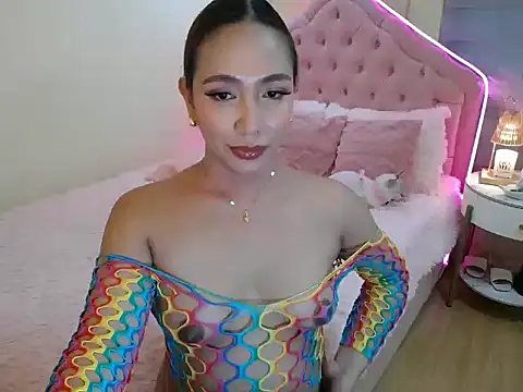 Snapshot of ur_seductivelaura chatting on May 14, 4:30 am ur seductivelaura online show from May 14, 4:30 am