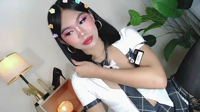 miyaa Moore online show from November 18, 5:17 pm