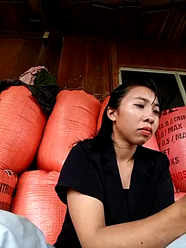 Snapshot of emaame68 chatting on October 3, 6:21 am emaame68 online show from October 3, 6:21 am