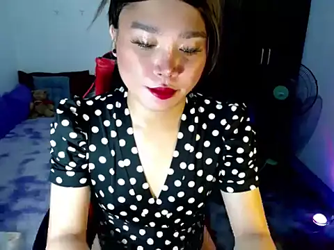 Snapshot of Urassiansweetcummer chatting on April 13, 5:13 am Urassiansweetcummer online show from April 13, 5:13 am