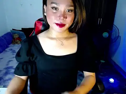Snapshot of Urassiansweetcummer chatting on April 21, 2:51 am Urassiansweetcummer online show from April 21, 2:51 am