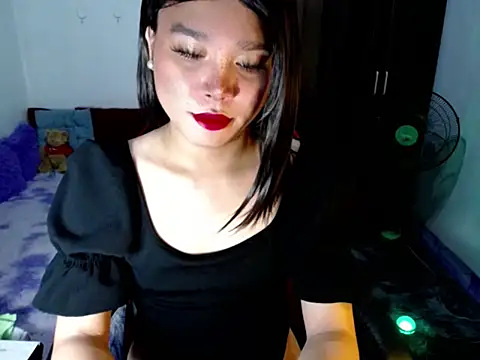 Snapshot of Urassiansweetcummer chatting on May 8, 4:29 am Urassiansweetcummer online show from May 8, 4:29 am