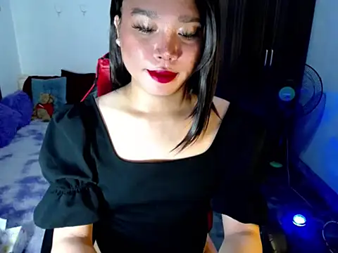 Snapshot of Urassiansweetcummer chatting on May 13, 12:19 am Urassiansweetcummer online show from May 13, 12:19 am