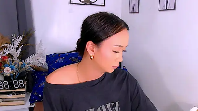 Snapshot of Zialustts chatting on February 2, 4:17 pm Zialustts online show from February 2, 4:17 pm