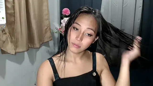 Snapshot of sweetiie_caren chatting on October 24, 4:42 am sweetiie caren online show from October 24, 4:42 am