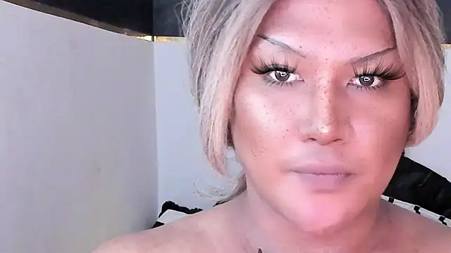 Snapshot of MistressDuhara chatting on April 18, 10:21 pm MistressDuhara online show from April 18, 10:21 pm