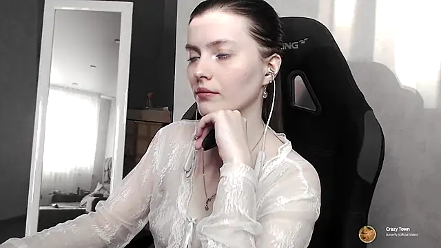 cute elfy  online show from October 8, 2:04 pm