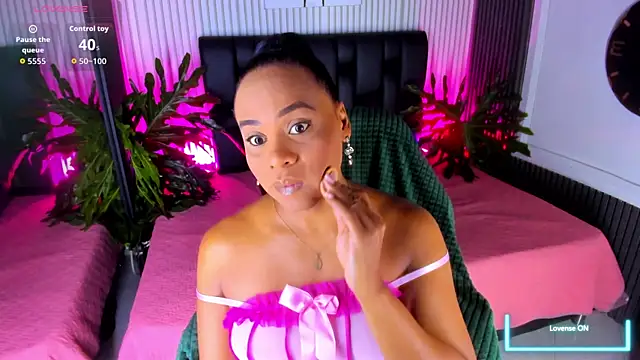 Snapshot of AriebonyBrooke chatting on October 14, 11:44 am AriebonyBrooke online show from October 14, 11:44 am