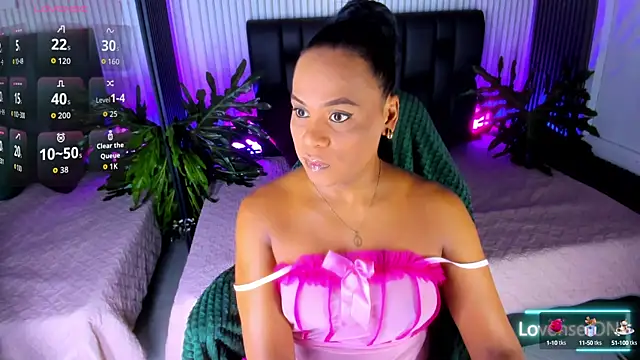 Snapshot of AriebonyBrooke chatting on October 15, 11:43 am AriebonyBrooke online show from October 15, 11:43 am