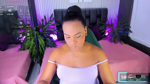 Snapshot of AriebonyBrooke chatting on October 16, 11:44 am AriebonyBrooke online show from October 16, 11:44 am